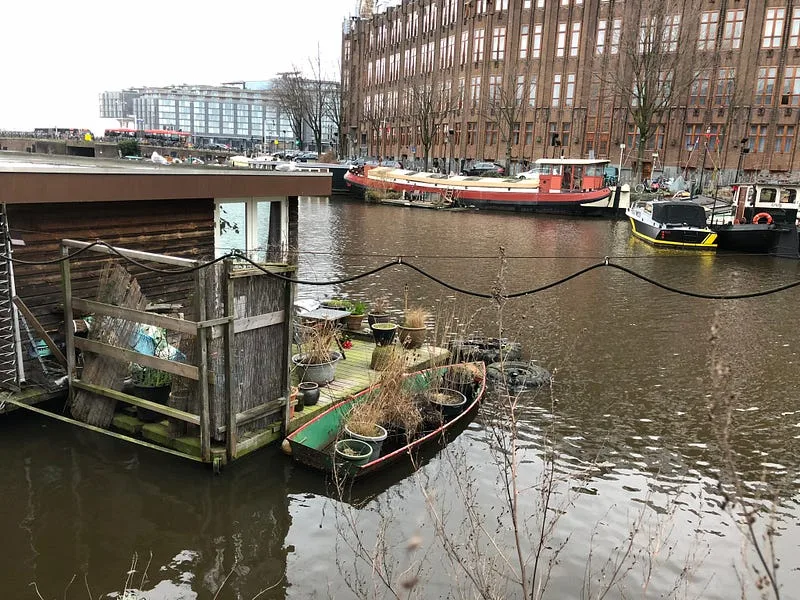 Houseboat pana zahradníka. Dochází místo na terase? Tak to dáme do lodi :)